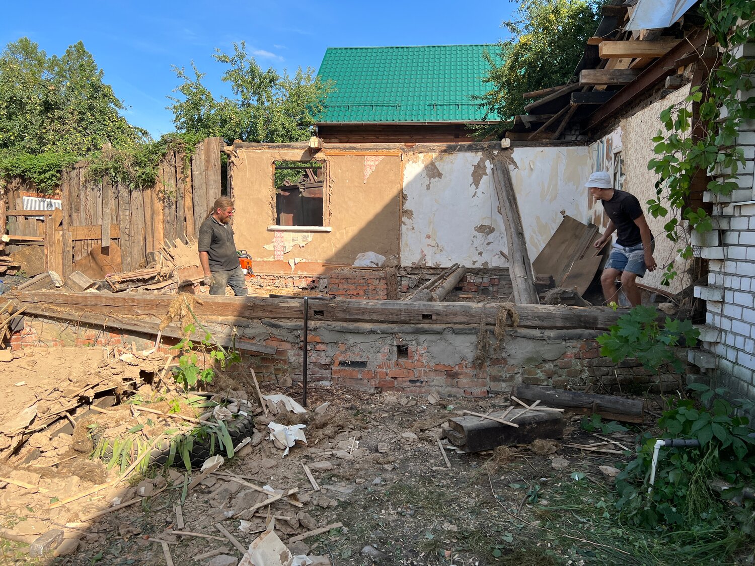 разрушенный дом, снос дома, разрушенные дома в баткене, обстрел, разваленный дом