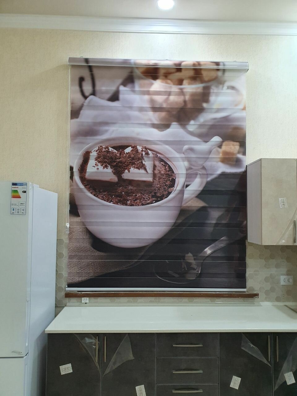 кухня в кофейном стиле, кухня с фотопечатью "кофе", кофейная кухня в интерьере, вертикальные жалюзи с фотопечатью, кухня кофе