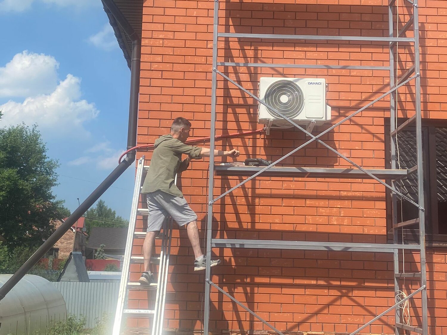 монтаж кондиционера, установленный кондиционер, кондиционер наружный, монтаж внешнего блока кондиционера, наружный блок кондиционера