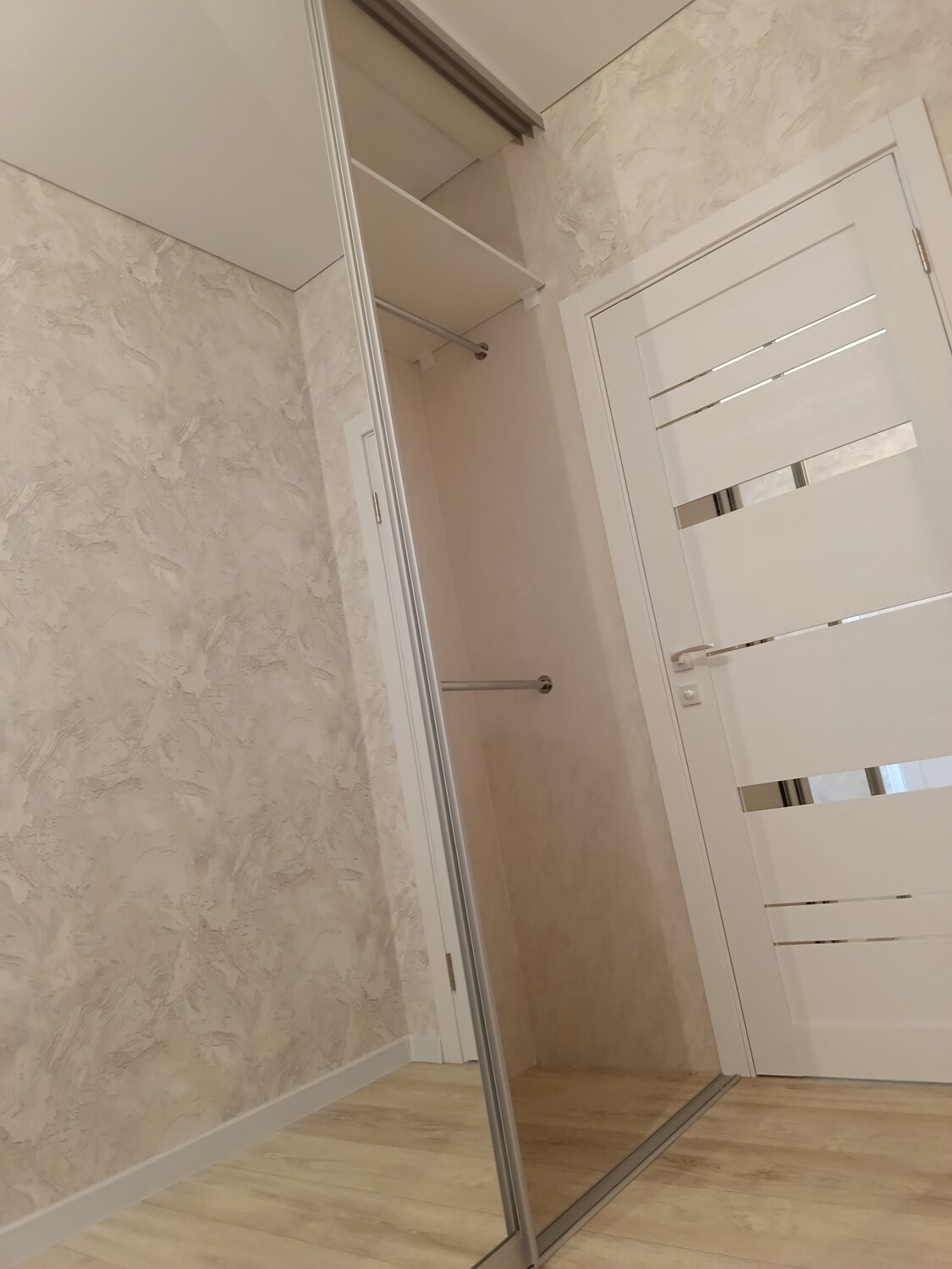 узкие двери купе, дверей, шкаф на прихожую, двери купе, двери купе в кладовку