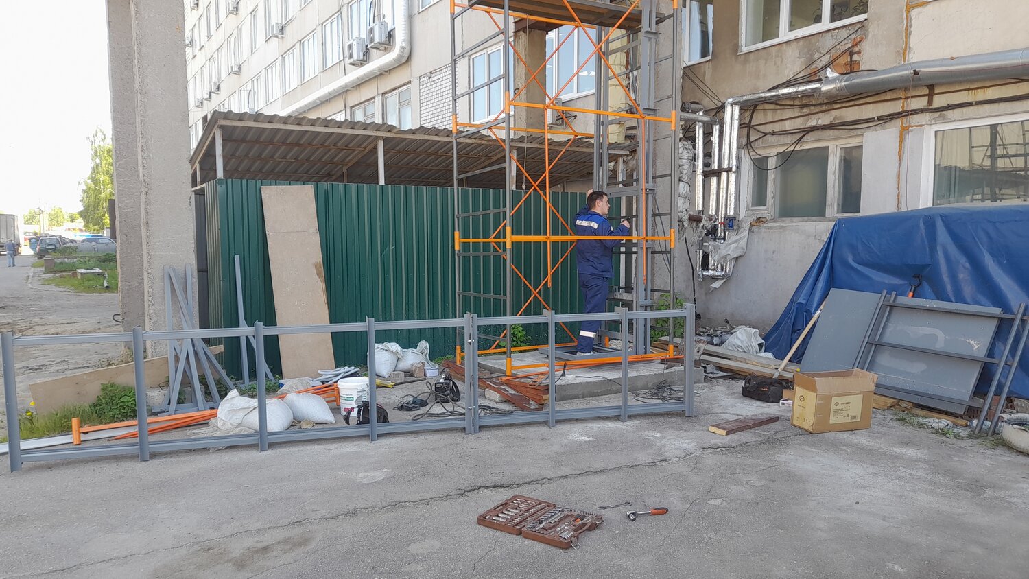 подъёмник грузовой шахтный пг 200, стройка, фасадные работы, строительная площадка, монтаж строительных лесов