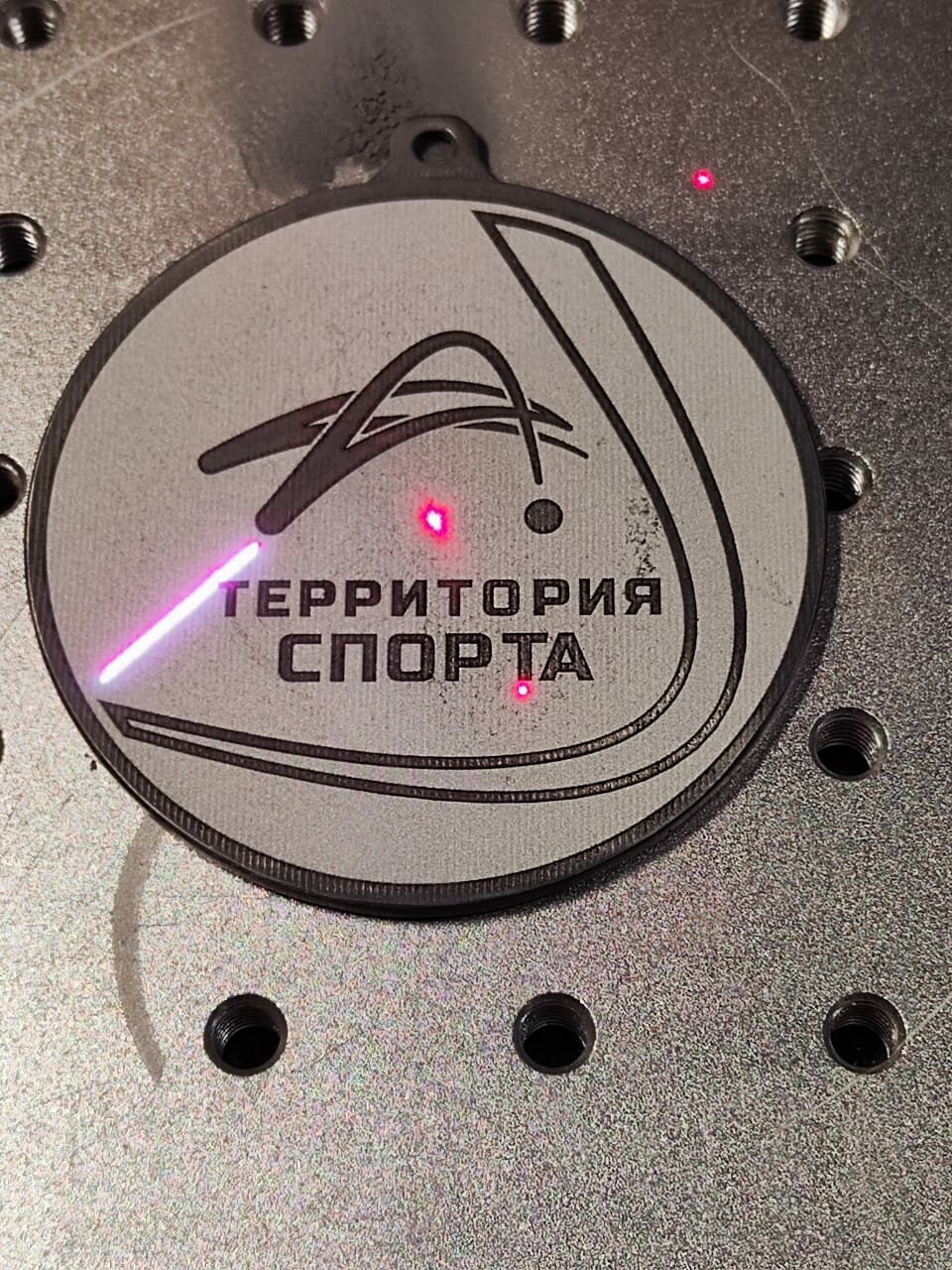 лазерная гравировка по пластику, лазерная гравировка, глубокая лазерная гравировка, медаль с гравировкой, шильдики из алюминия