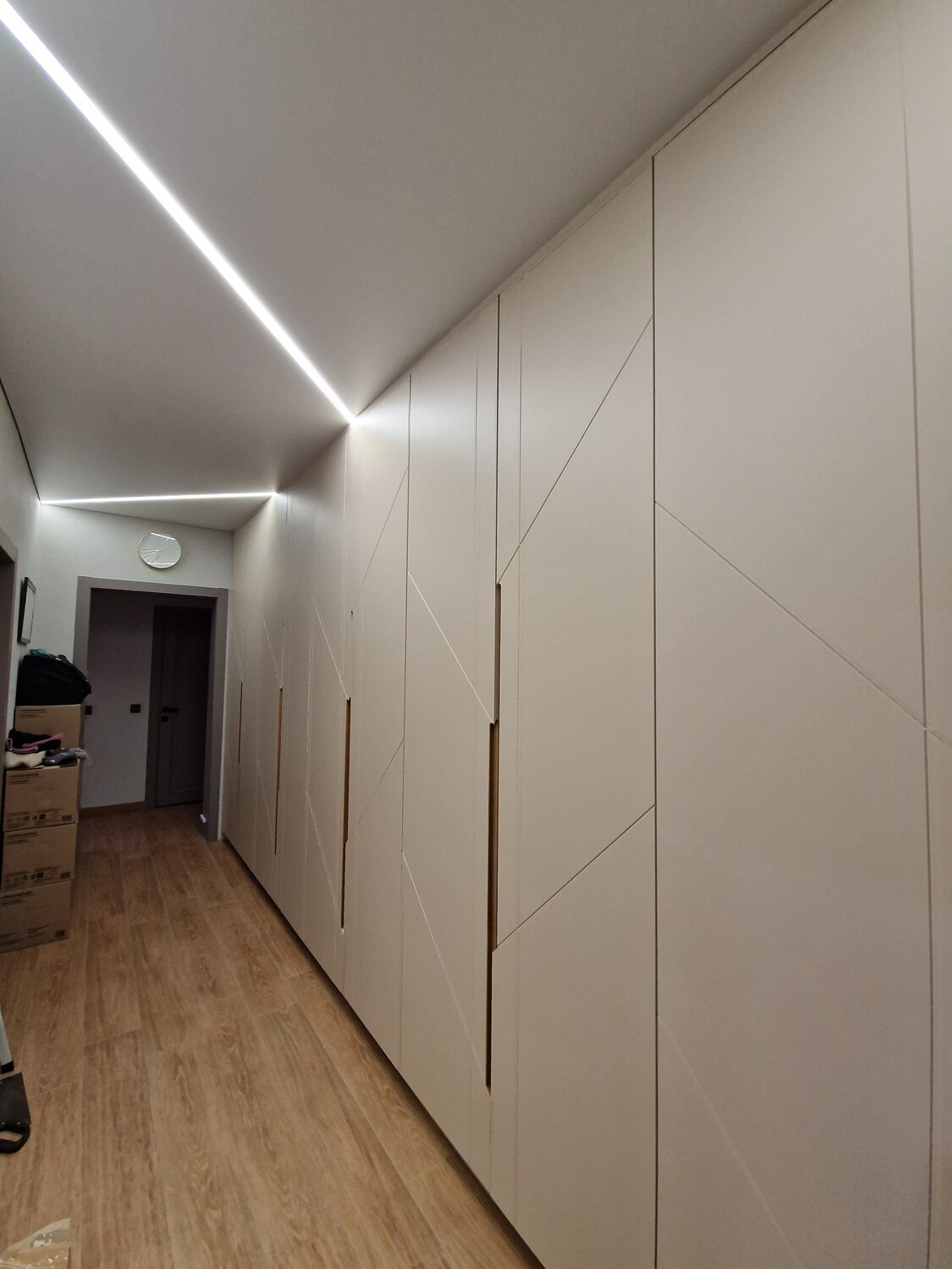 шкаф в стиле минимализм, шкаф купе в стиле минимализм, шкаф в прихожей дизайн, потолочно-стеновые панели sofia, белый шкаф в прихожую