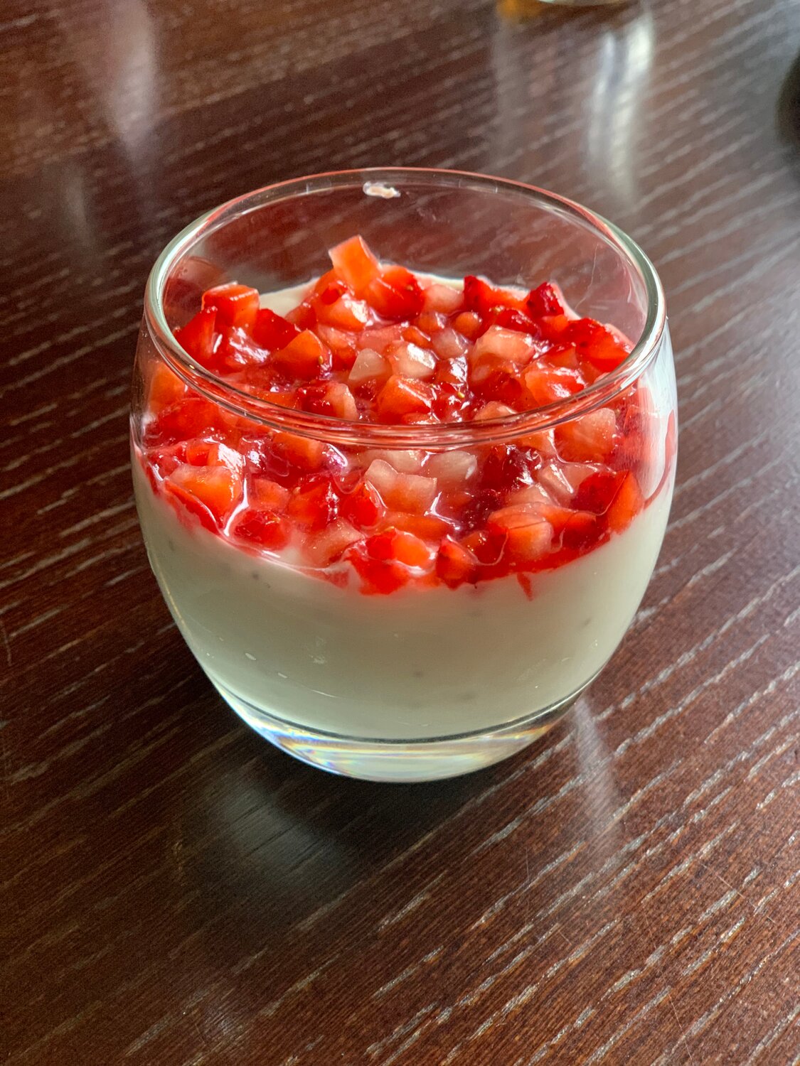 клубничный соус, панна котта с клубничным соусом, клубничный мусс, клубничный чиа пудинг, желейный десерт