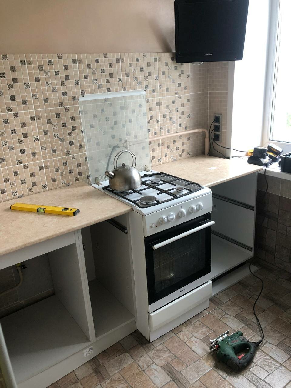кухни в хрущевках с газовой панелью, газовая труба на кухне в хрущевке, кухни прямые в хрущевкк, столешница под газовую варочную панель, газовая плита на кухне