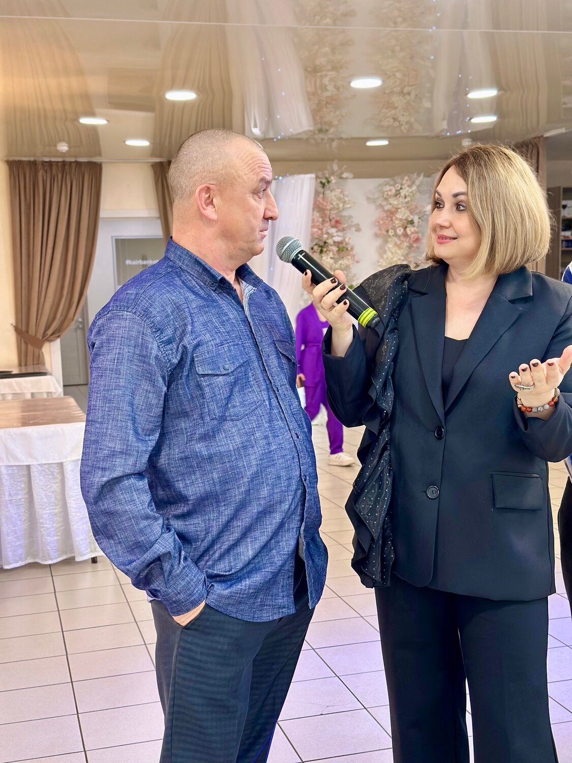 ведущая на свадьбу, ведущий тамада, человек, ведущий праздников, тамада на свадьбе