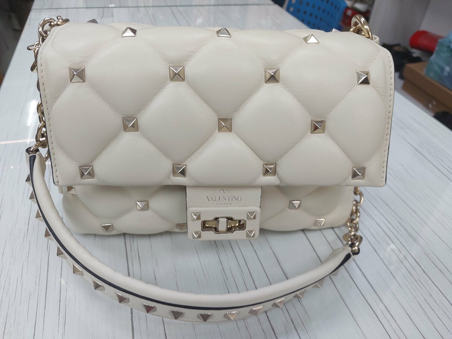 сумка valentino garavani, валентино сумка, сумка valentino, валентино сумка белая белая, сумка через плечо valentino garavani rockstud