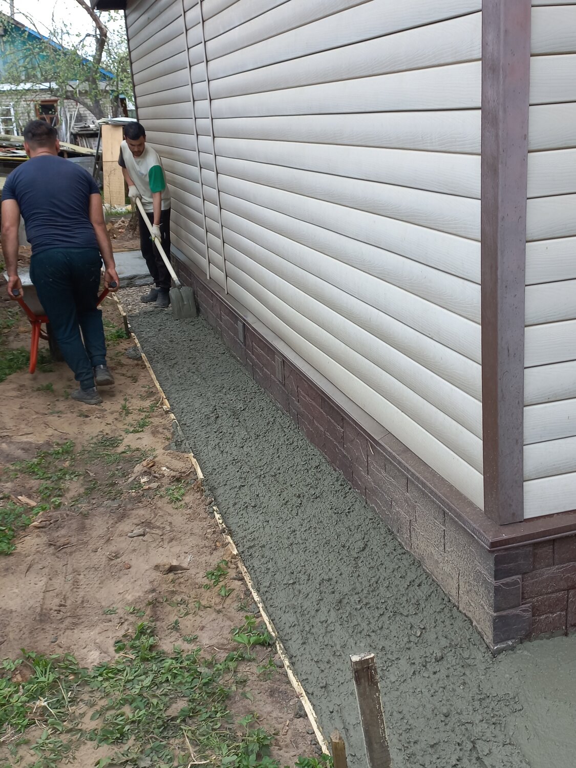 отмостка вокруг дома, отмостка дома, отмостка вокруг дома своими руками из бетона, варианты отмостки вокруг дома, отделка отмостки вокруг дома