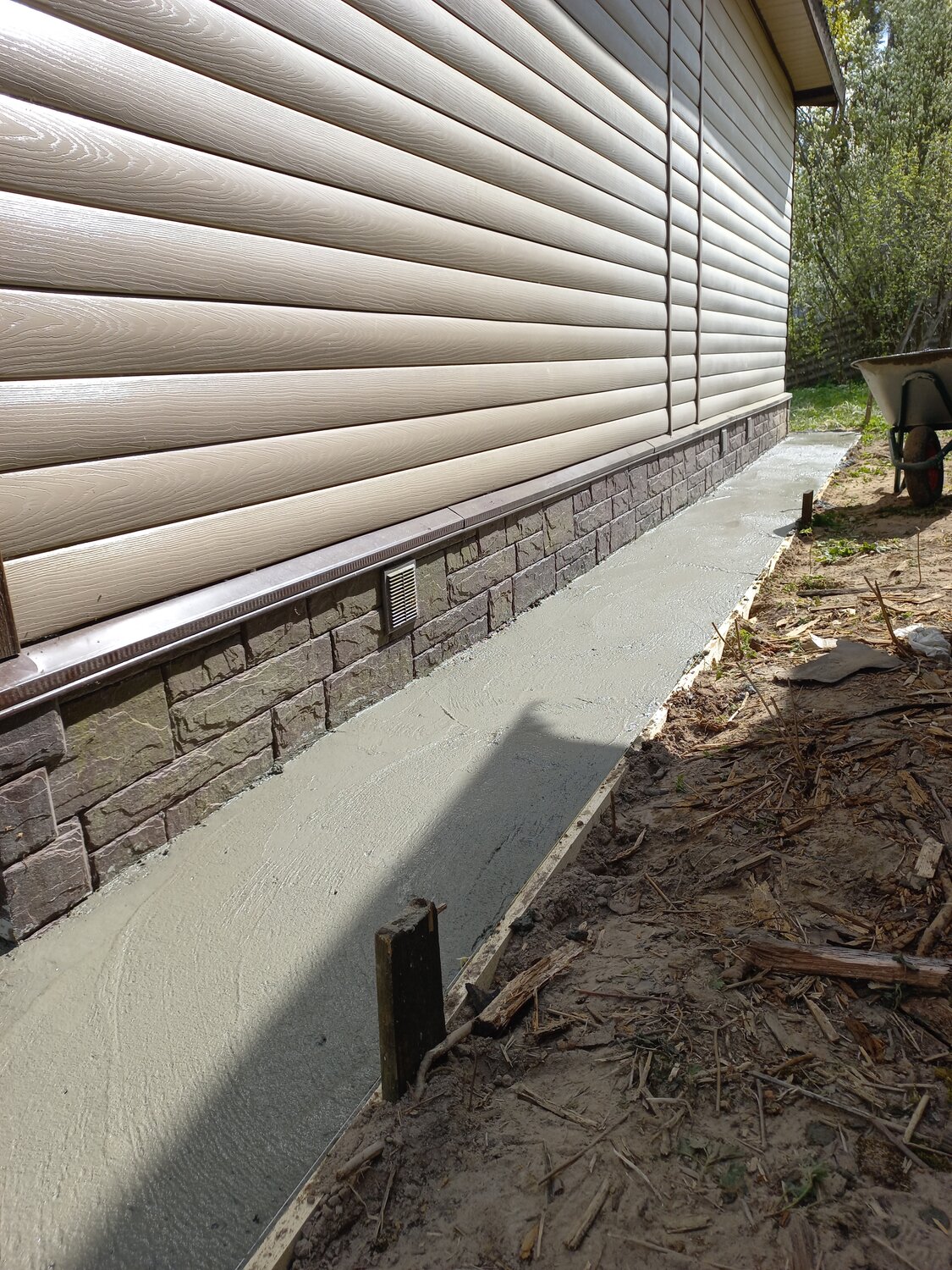 отмостка вокруг дома, цоколь из сайдинга, сайдинг для цоколя, цокольный сайдинг, отделка отмостки вокруг дома