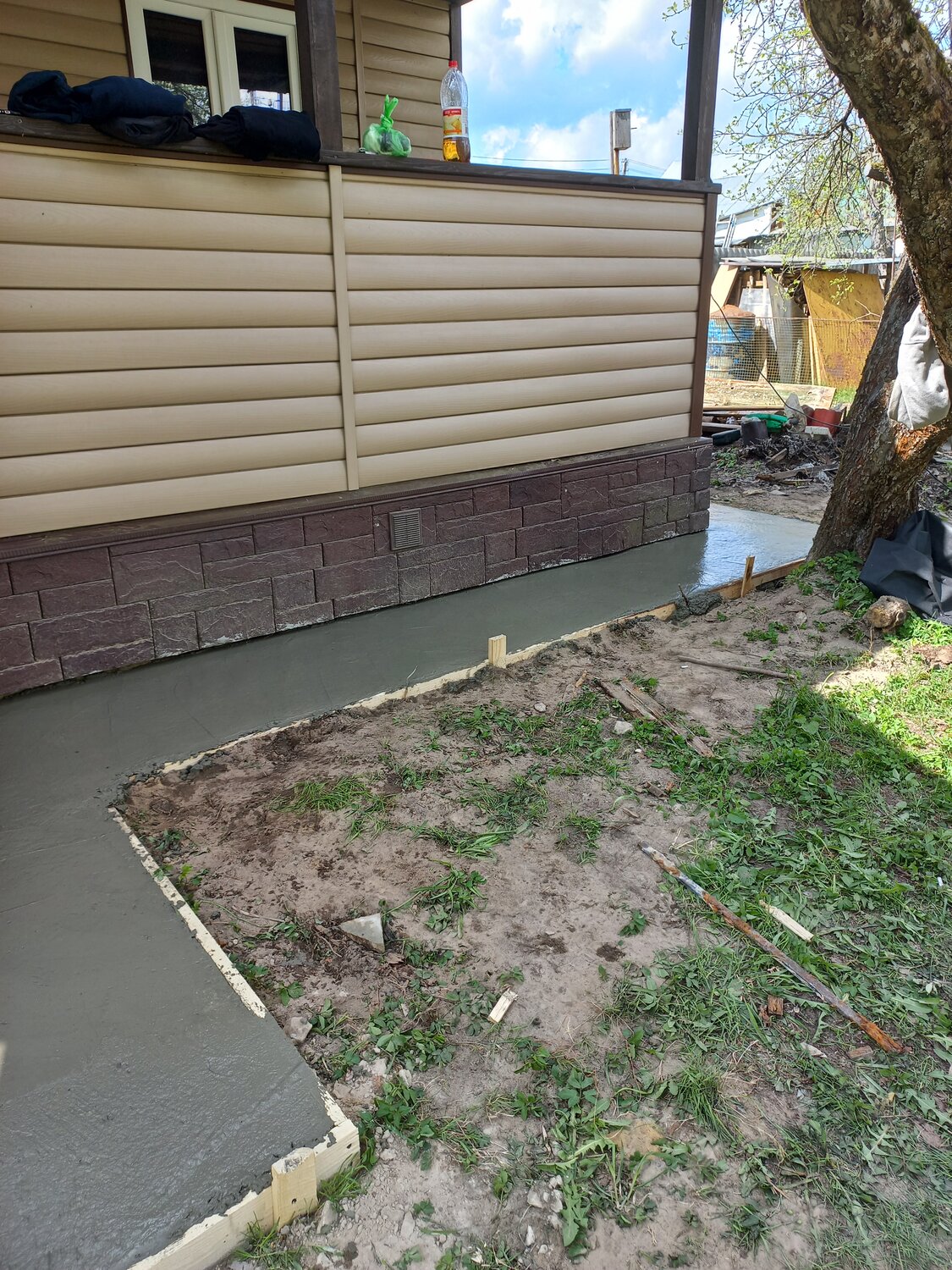 отмостка вокруг дома, отмостка вокруг дома своими руками из бетона, отмостка для дома, отмостка в частном доме, обустройство отмостки вокруг дома