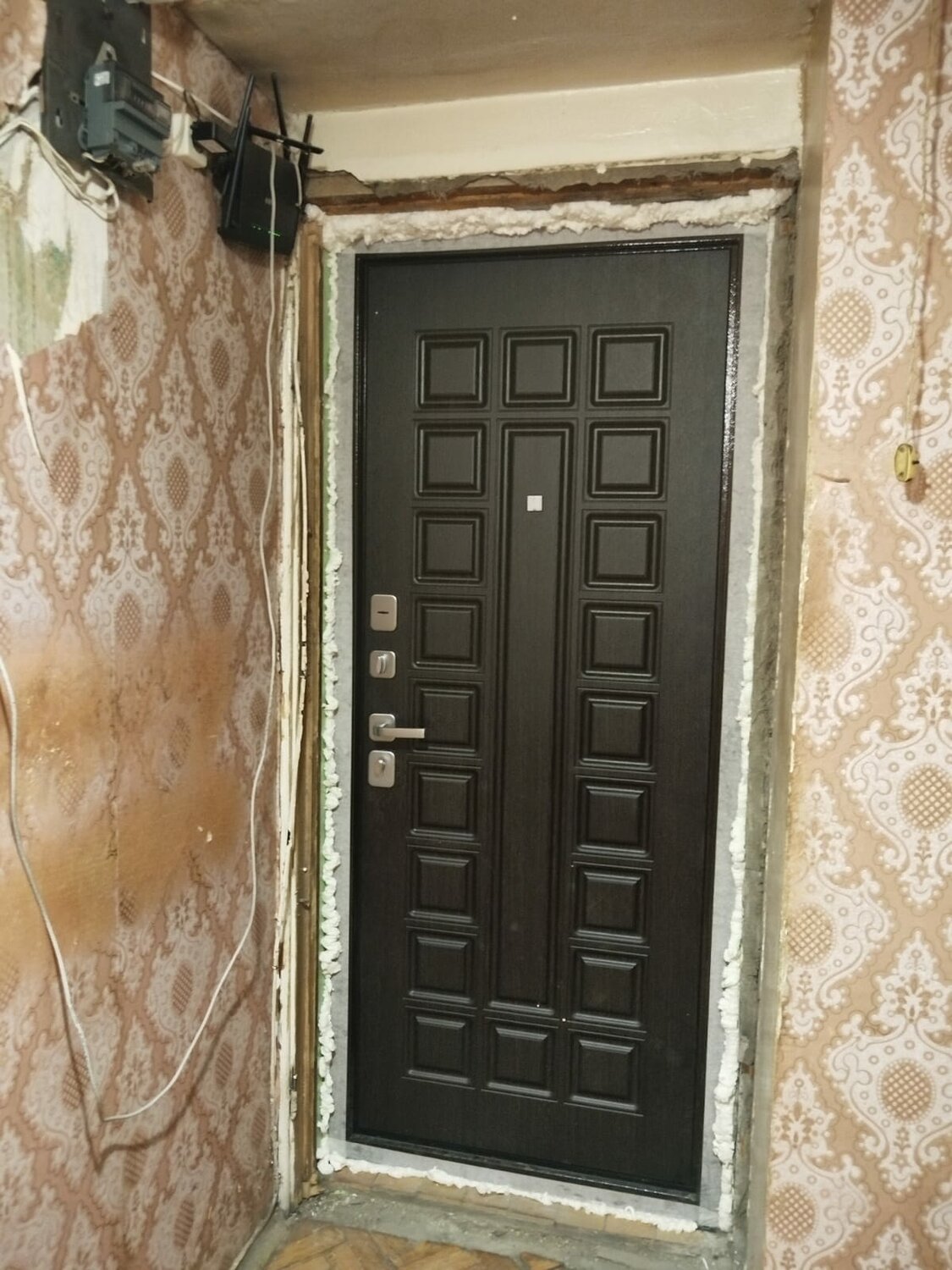 металлическая входная дверь, дверей, дверь, входная дверь в квартире, входная дверь