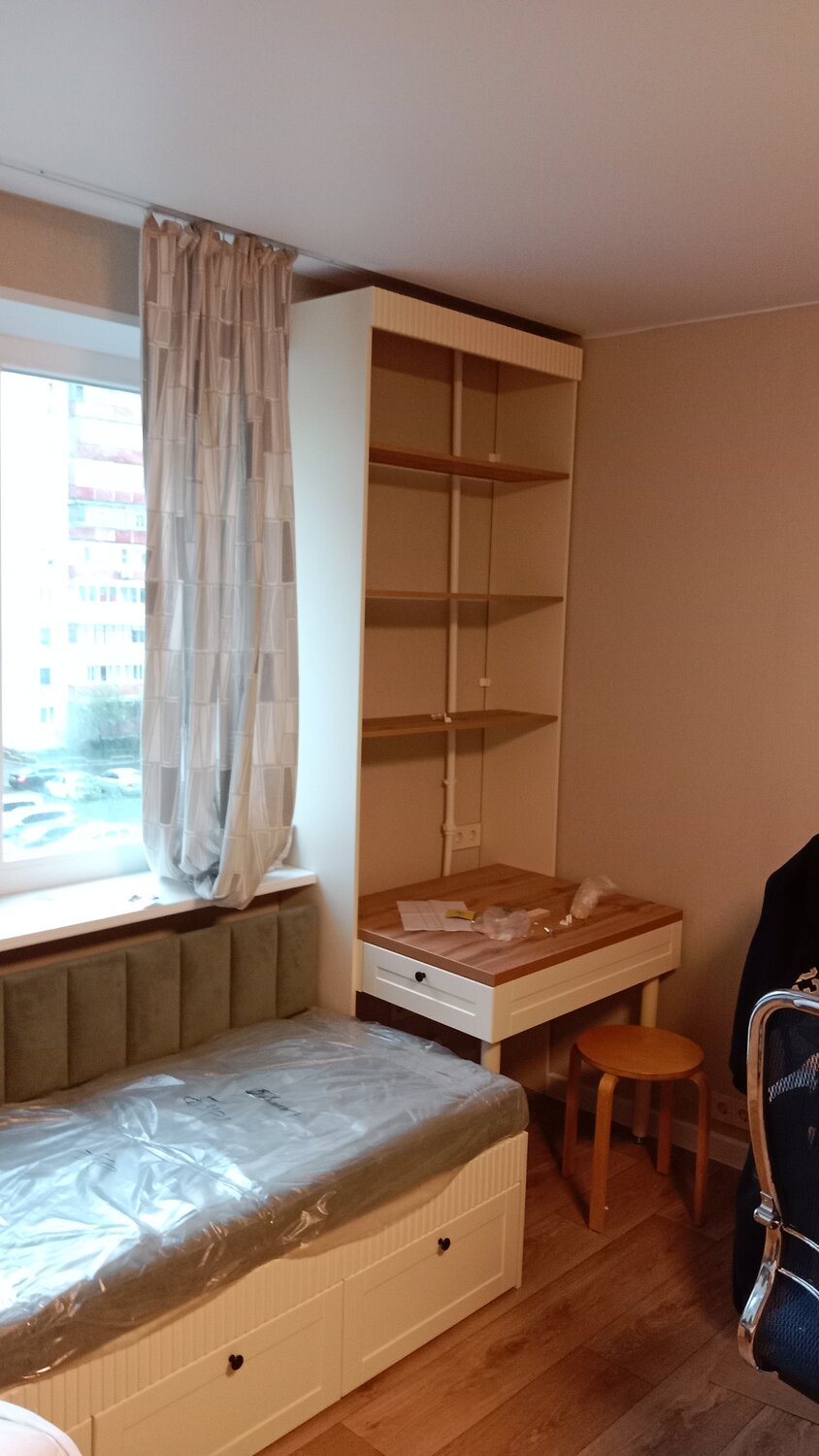 кровать на подиуме с ящиками, кровать подиум с ящиками в маленькой комнате, кровать подиум со шкафом, мебель в детской, интерьер комнаты