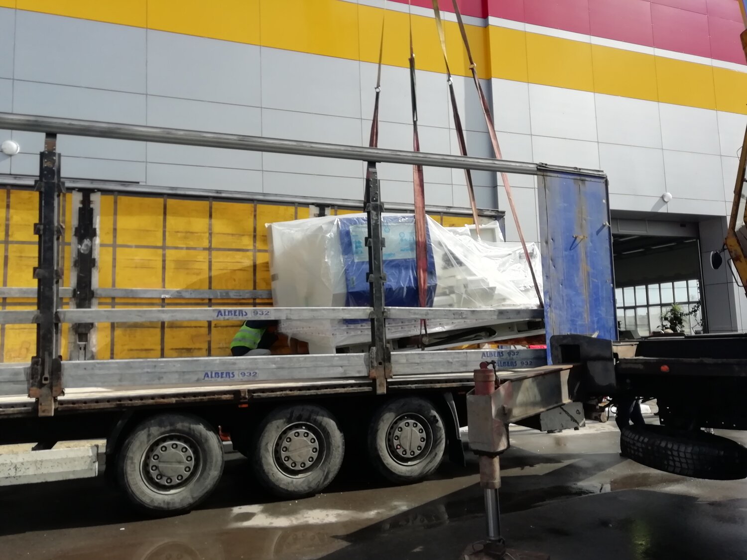 боковая погрузка фуры, фура с оборудованием, полуприцеп, прицеп kogel cargo, полуприцеп тент
