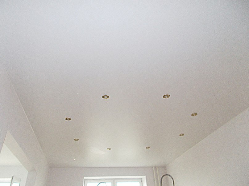 натяжные потолки матовые с лампочками, потолок, натяжной потолок матовый, натяжной потолок сатиновый, тканевые натяжные потолки с точечными светильниками