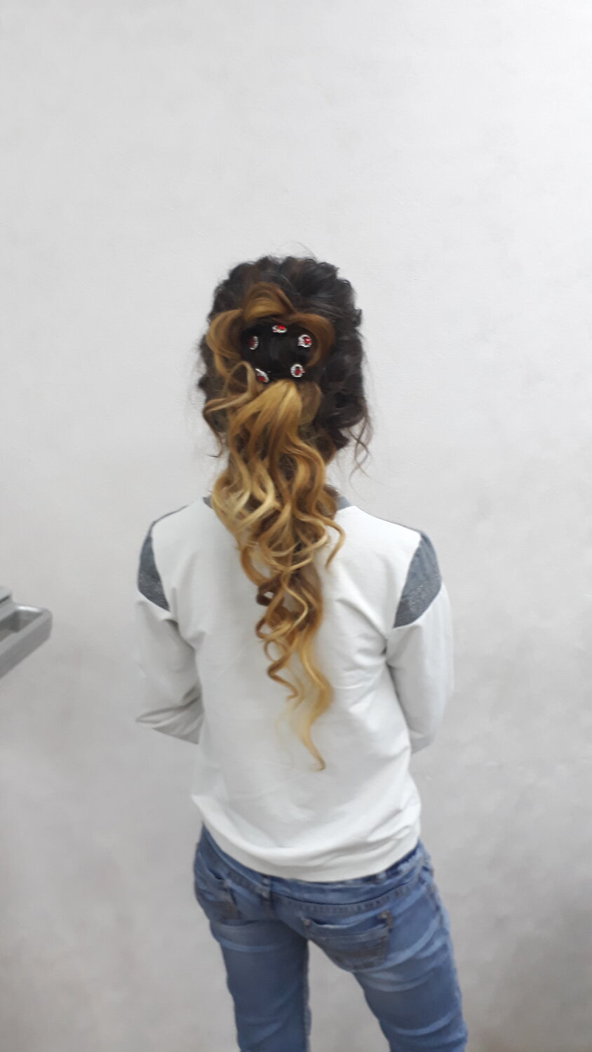 причёска, девушка, высокая мальвинка прическа, женская одежда, прическа на кучерявые волосы на 1 сентября