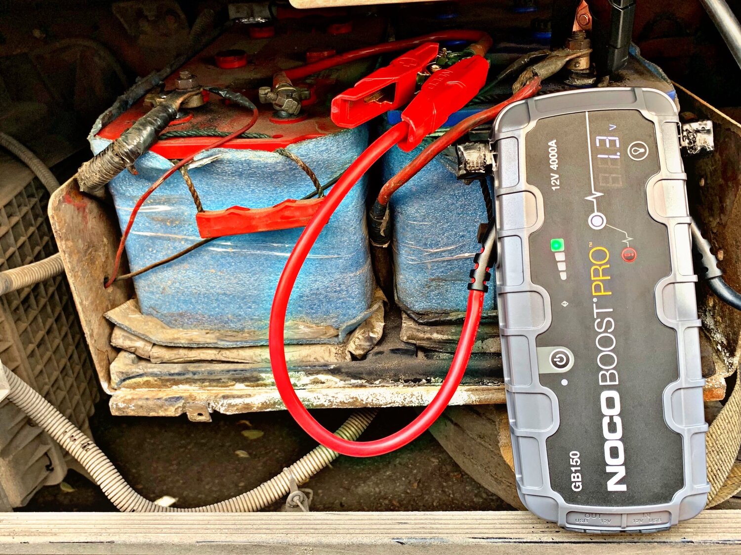 прикурить автомобиль 24 вольта, noco boost pro gb150 4000a, noco genius boost, noco genius boost pro gb150, аккумулятор