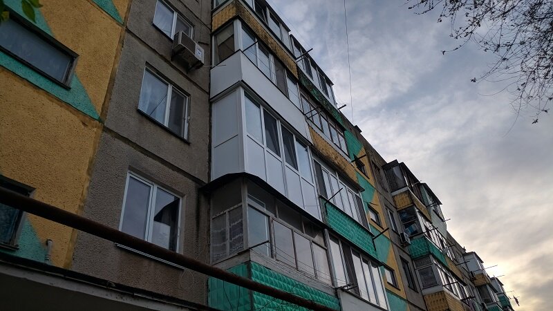 балкон, балконы соседних домов, улица, кривой балкон, здание