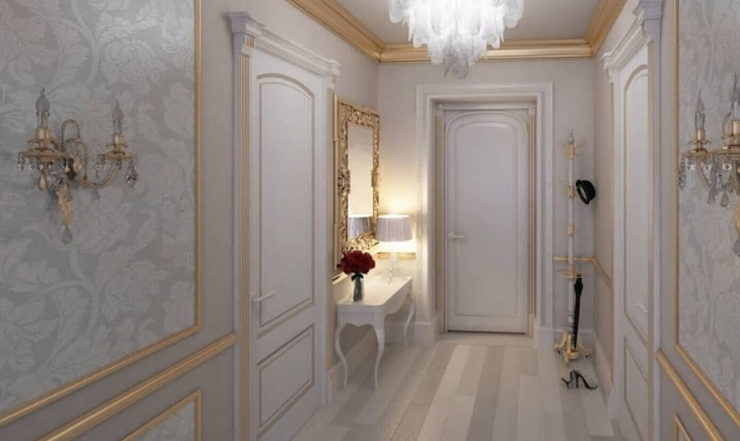 коридор в классическом стиле, холл в классическом стиле, прихожая в классическом стиле в светлых тонах, молдинги в интерьере прихожей, обои для прихожей в классическом стиле