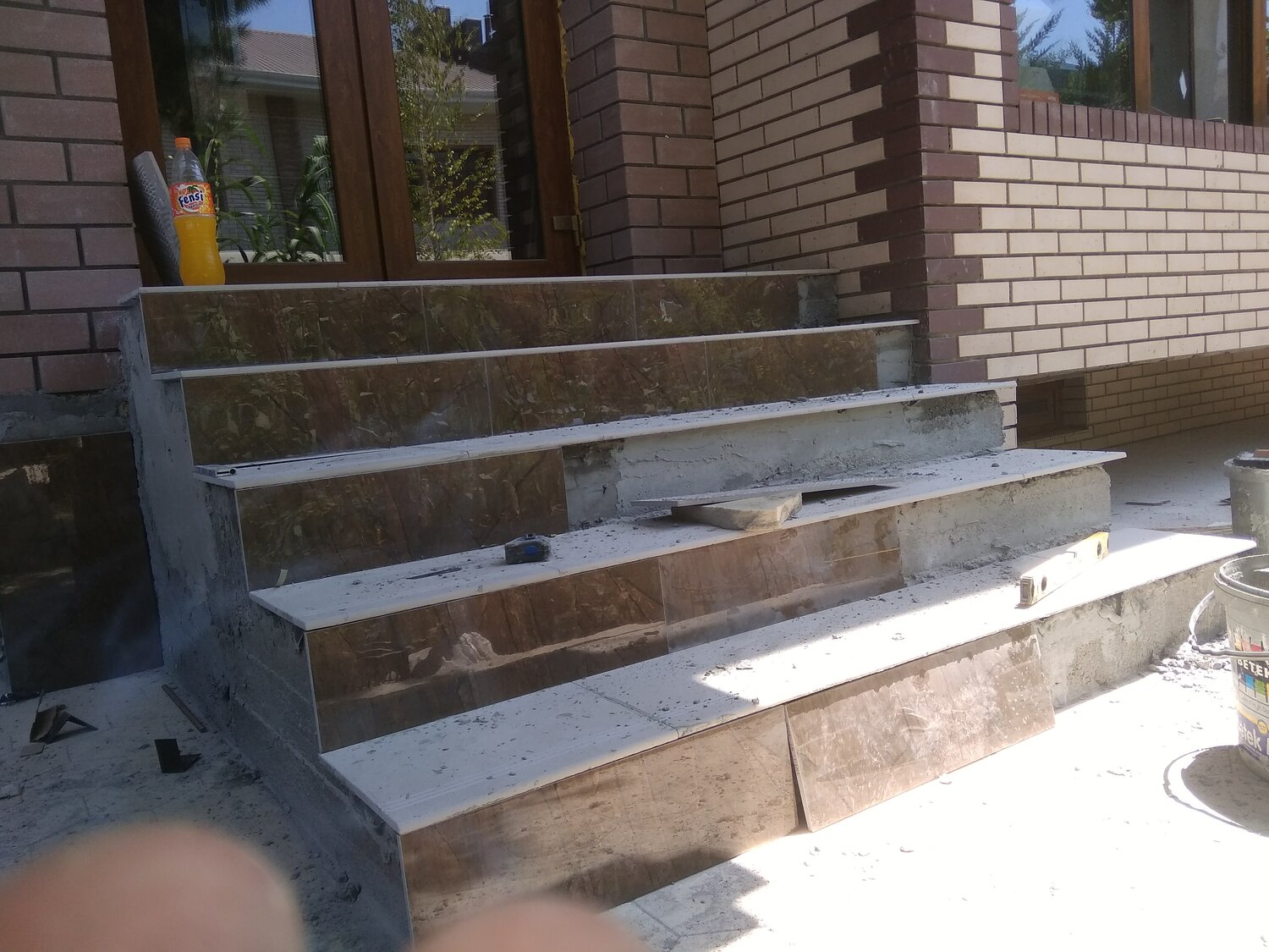 высокое крыльцо из бетона, крыльцо, монолитное крыльцо, бетонные ступени для крыльца, входная лестница из бетона