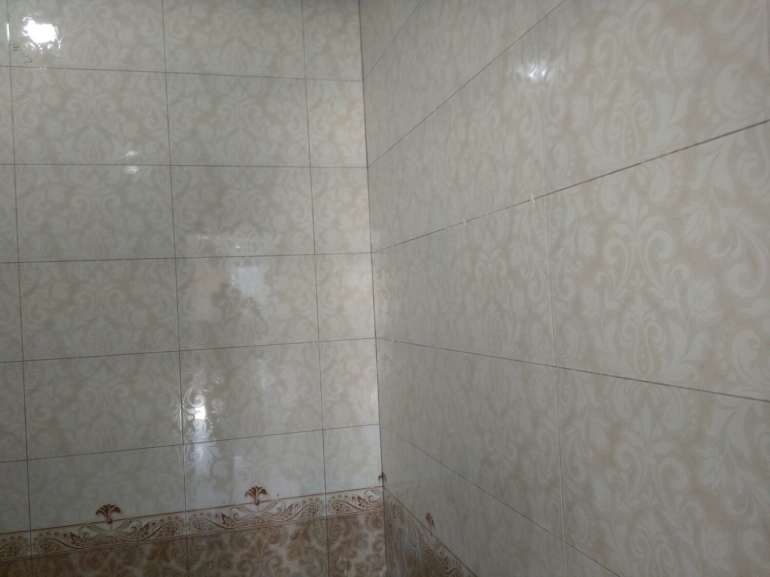 плитка без швов в ванной, затирка для бежевой плитки в ванной, плитка на стене 20 на 39, керамическая плитка, ванная комната