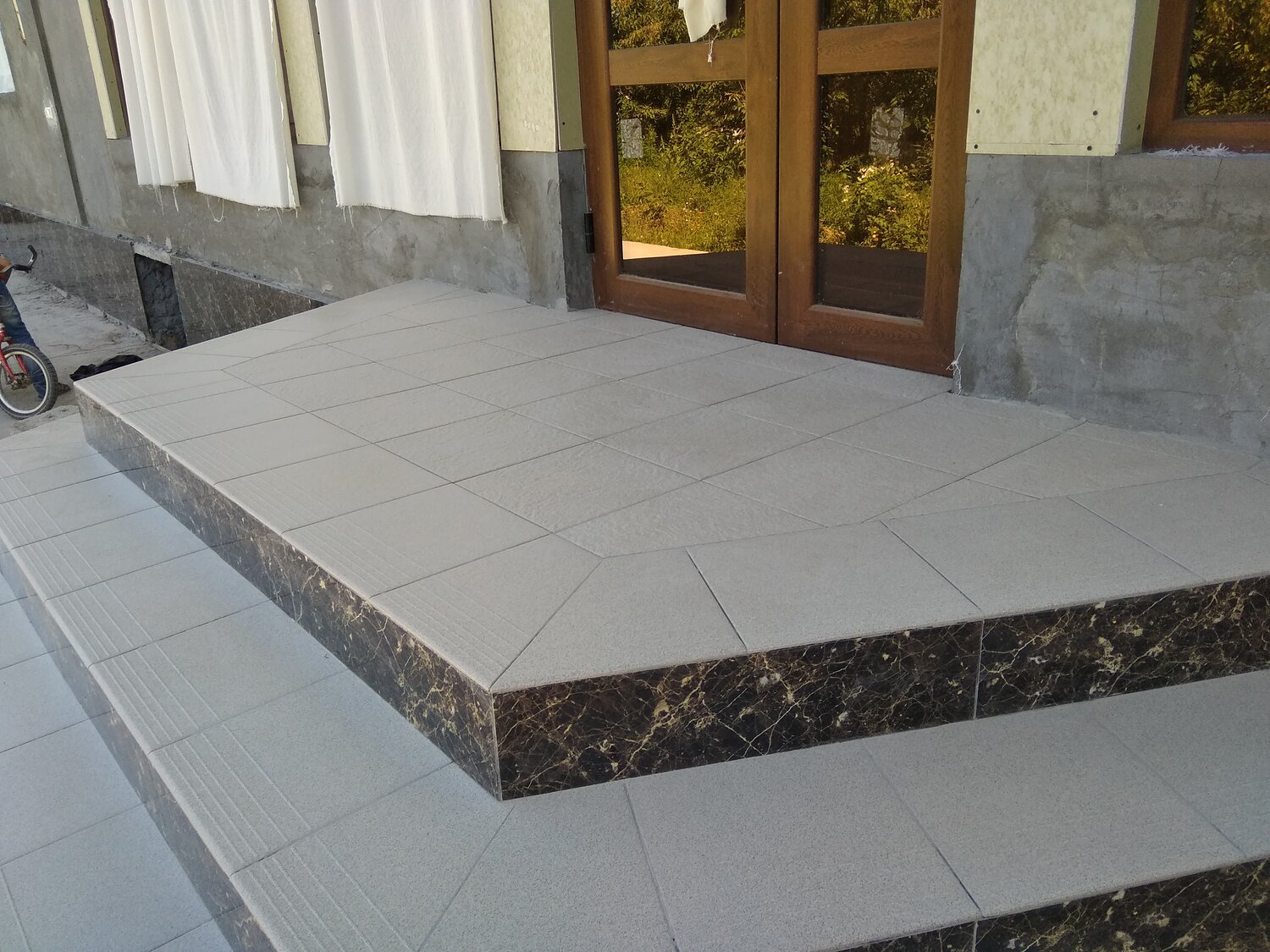 бетонная плитка для крыльца, тротуарные ступени для крыльца, крыльцо из натурального камня, гранитная плитка на кладбище, бетонные ступеньки для крыльца