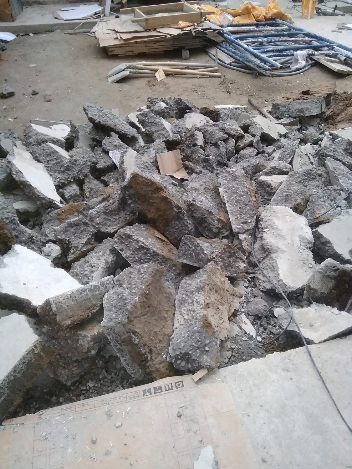строительный мусор, бетонные отходы, грунт строительный мусор, бетонный лом, отдам строительный мусор кременки