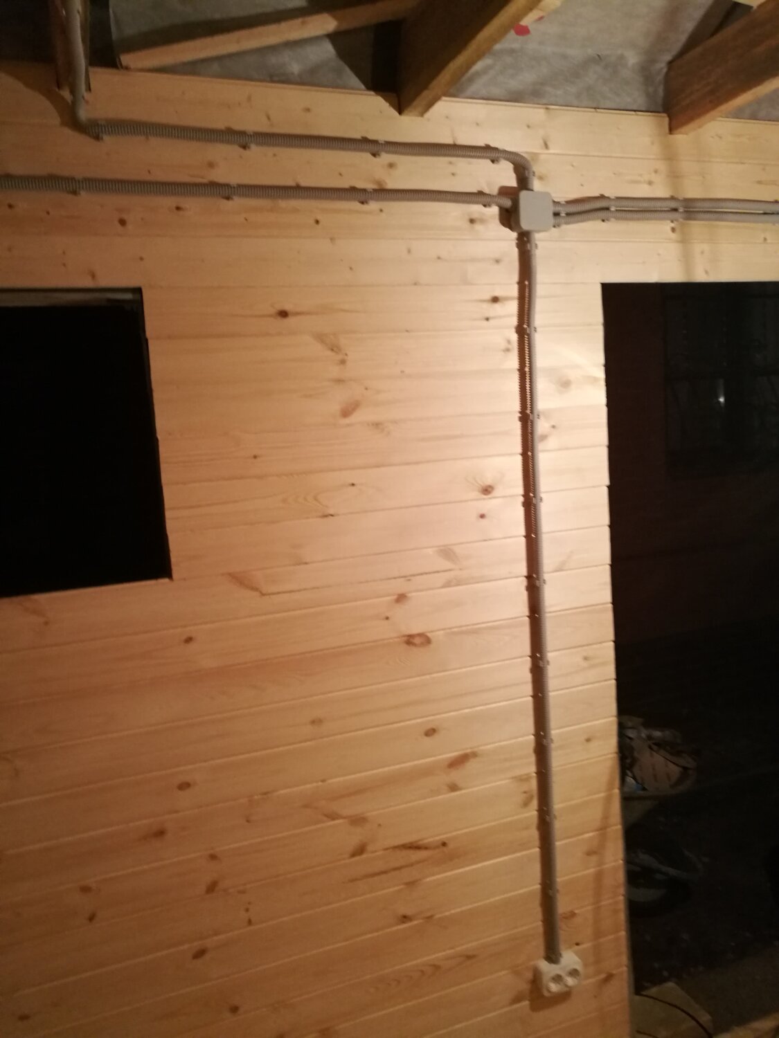 трубы для электропроводки в деревянном доме, кабель канал в брусовом доме, наружная электропроводка в доме, наружная электропроводка в каркасном доме, электрика в кабель каналах в деревянном доме