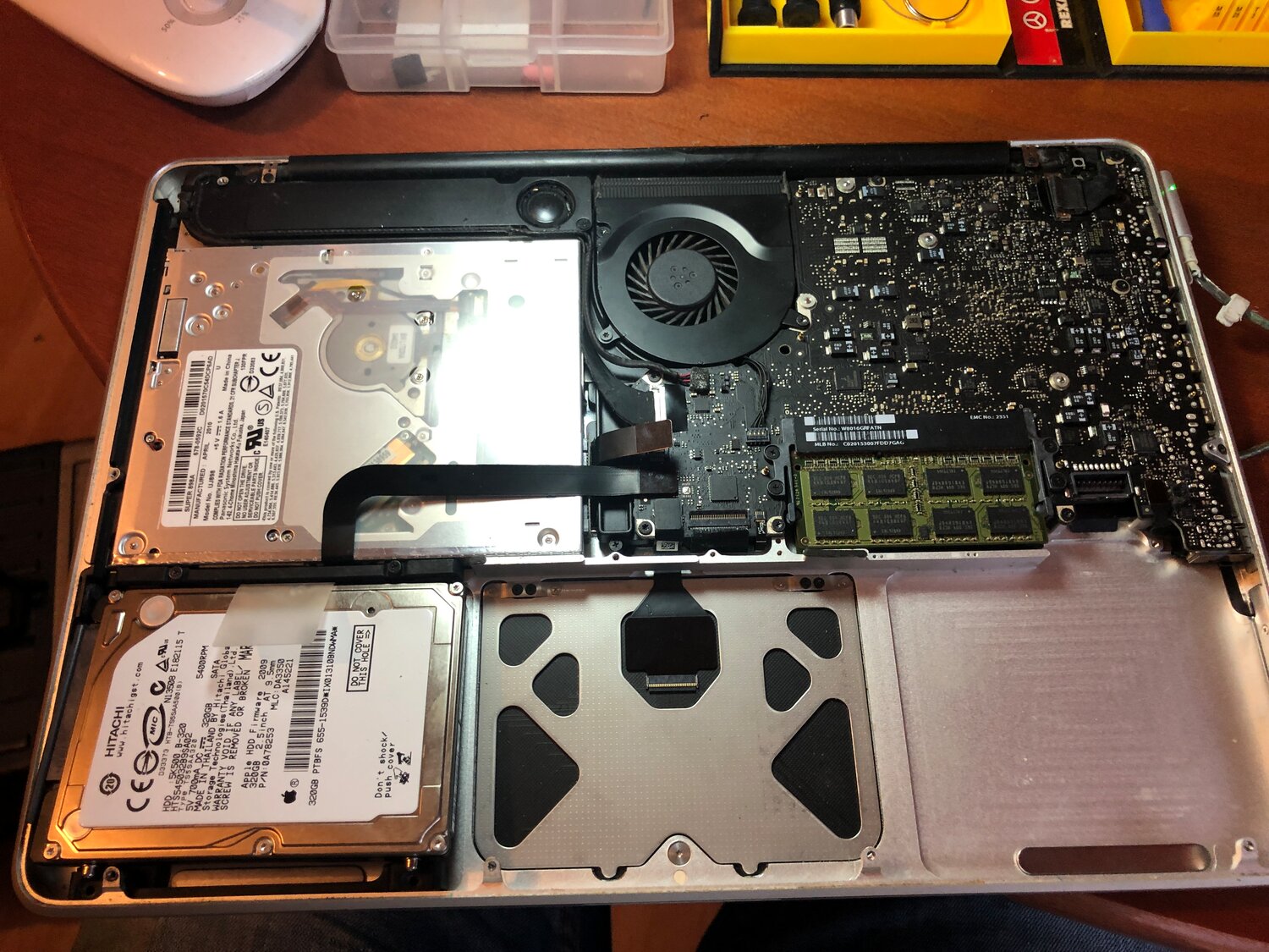 macbook pro 2012 без крышки, macbook pro 2017 15 без крышки, macbook pro 2009 под крышкой, macbook со снятой крышкой, macbook pro 2010 teardown