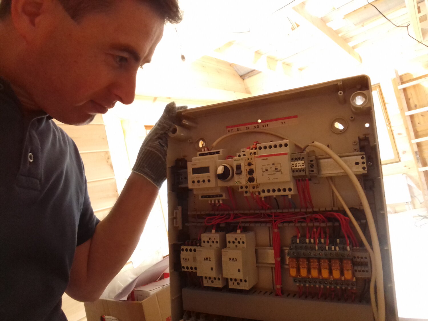 электромонтажные работы, электромонтажник сборки электрощитов эlevel, электромонтаж, электрик, щит управления тельфером