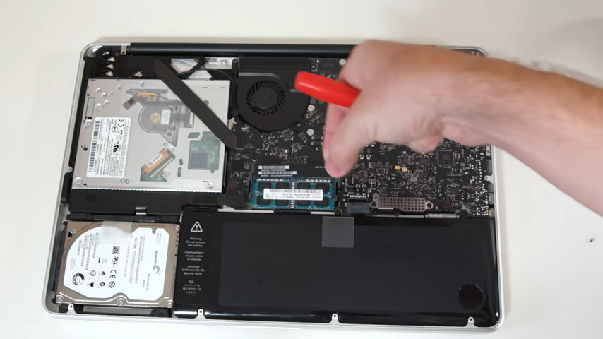 ssd macbook pro 2012, macbook pro 13 2011 год разобранный, macbook pro 2012 под крышкой, macbook pro 2012 без крышки, macbook pro 15 2014 внутри