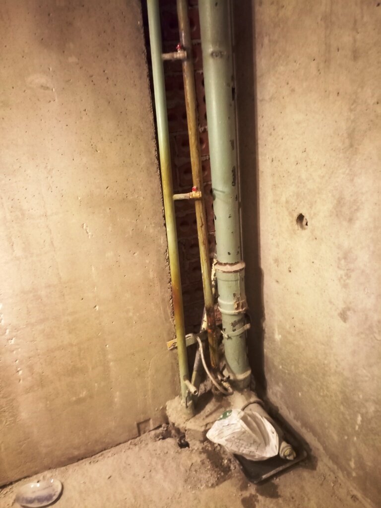 водопровод в многоквартирном доме, канализационные трубы в квартире, вертикальная труба водопровода свариваемая, канализация, старые канализационные трубы