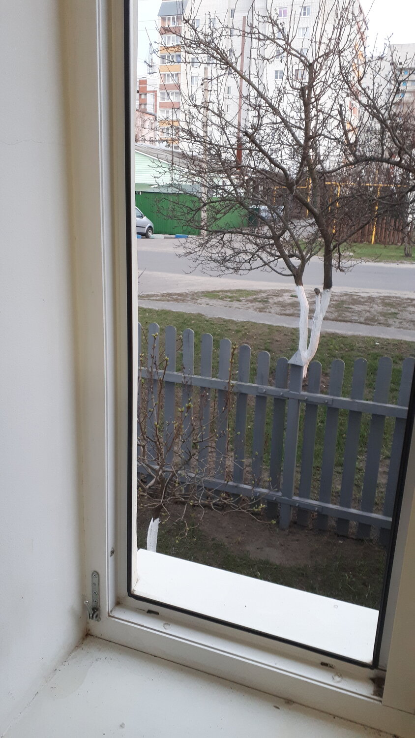окна, пластиковое окно, открытое окно в многоэтажке, вид из окна, из окна