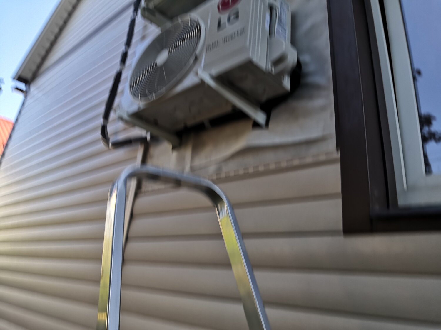 монтаж кондиционера на сайдинг, монтаж сплит системы на сайдинг, пример монтажа кондиционера, монтаж водосточной системы, сайдинг монтаж