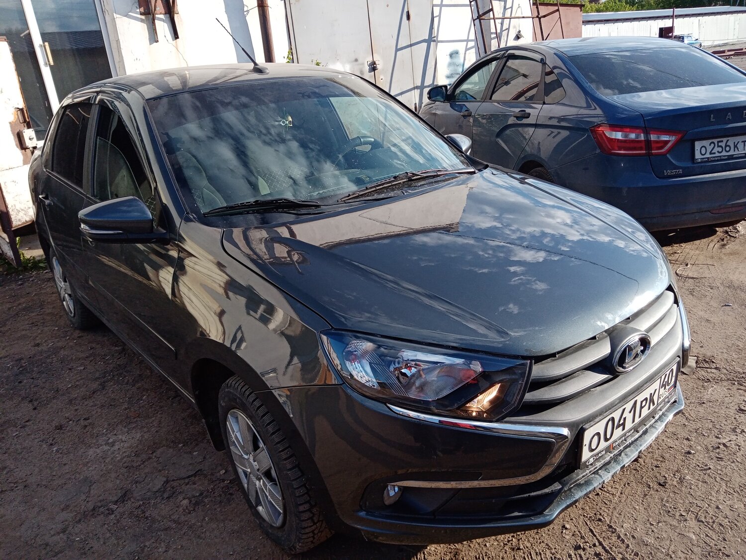автомобиль, авто, авто авто, коричневая лада веста, Mitsubishi Outlander III Рестайлинг 2