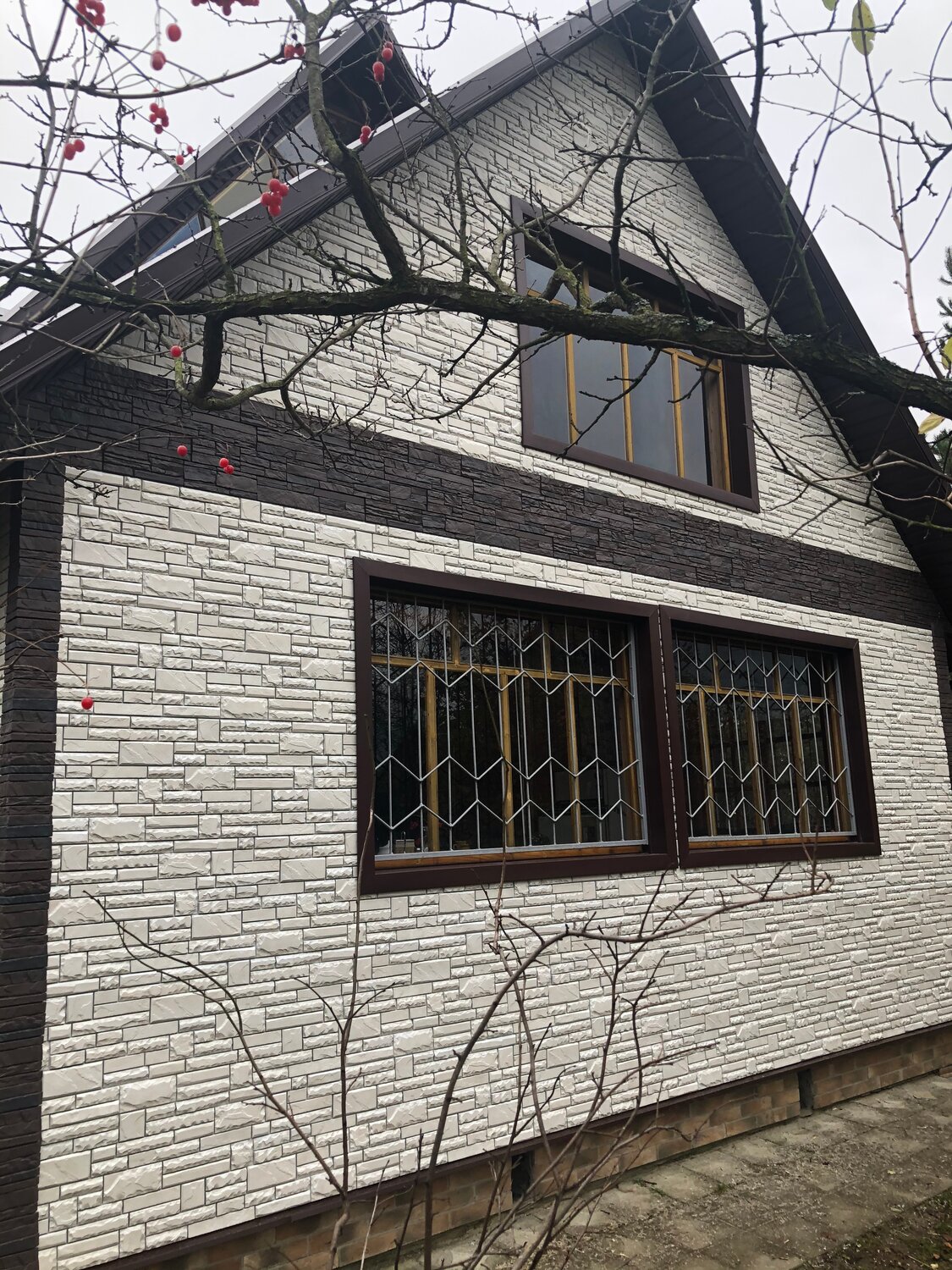 сайдинг файнбер фасад здания камень, сайдинг роял стоун скалистый камень, сайдинг ю-пласт стоун хаус сланец светло серый, бетонный сайдинг для фасада, дом