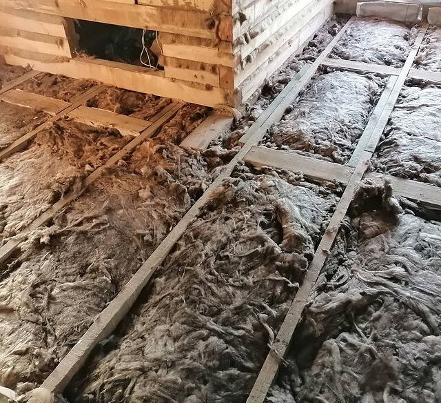 черновой пол в деревянном доме эковата, утеплитель для пола в бане, полы в деревянном доме с утеплителем, утеплить пол в деревянном доме опилками, демонтаж полов лаг в доме