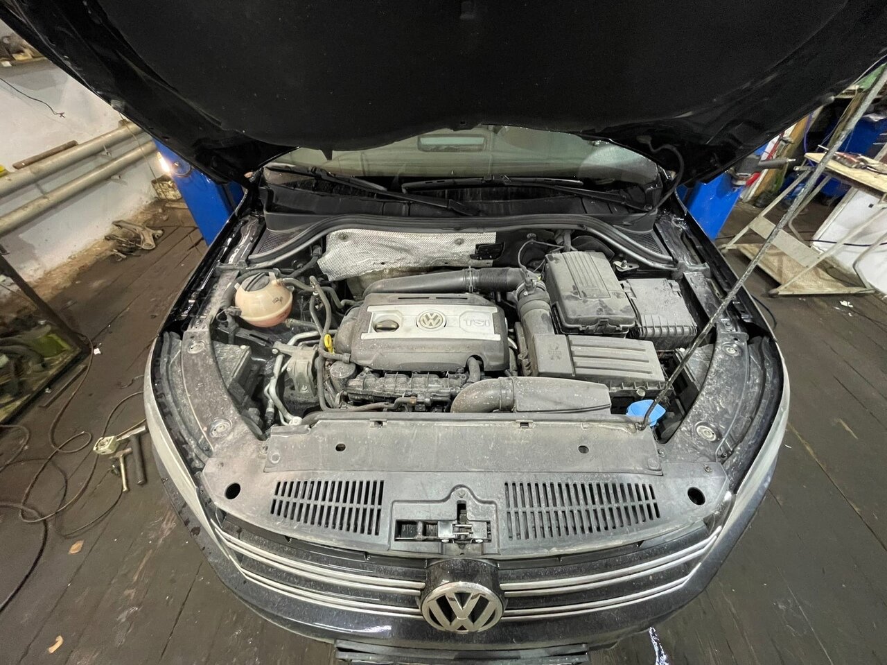 фольксваген тигуан подкапотка 2011, volkswagen tiguan, подкапотное пространство volkswagen tiguan ii, двигатель фольксваген джетта 6, пассат б6 уплотнитель под капотом