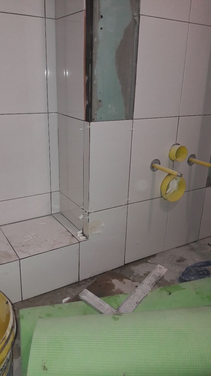укладка плитки на короб в ванной, укладка плитки на гипсокартон, укладка нижнего ряда плитки в ванной, короб для труб в ванной, укладка плитки на гкл