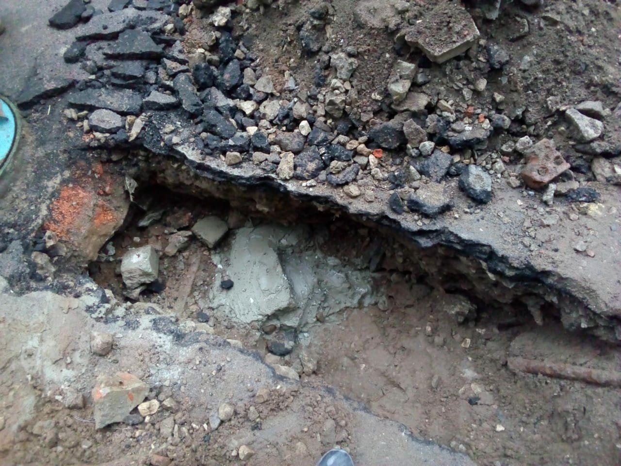 исторические находки, раскопки старых могил, асфальт, раскопки, шурфы на золото