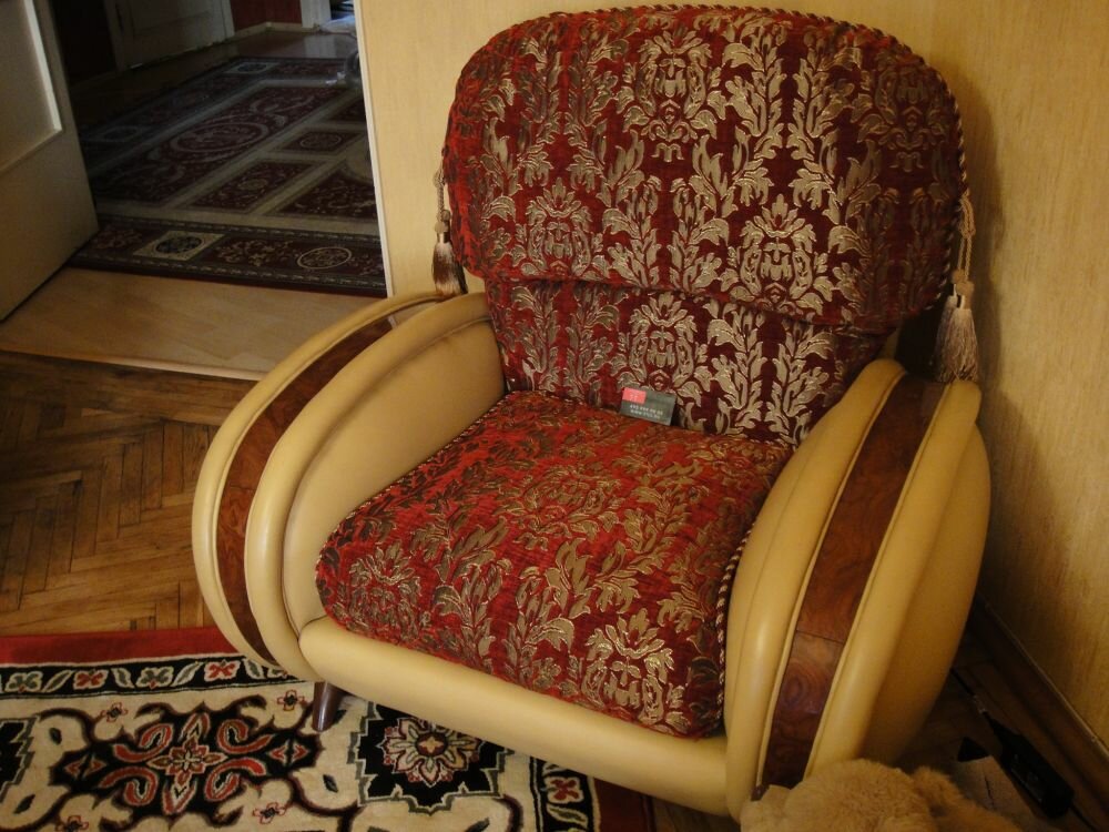 Перетяжка старого кресла с деревянными подлокотниками советского образца