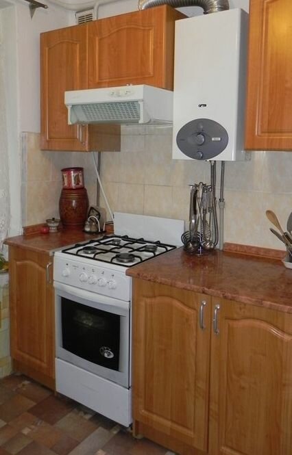 кухня с газовой колонкой, кухня в хрущёвке с газовой колонкой, дизайн кухни в хрущёвке с газовой колонкой, кухня в хрущёвке с газовой колонкой и холодильником, кухня с колонкой