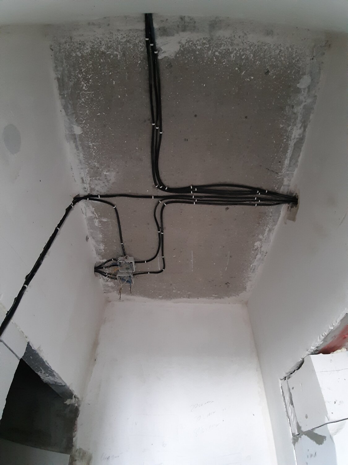 разводка электропроводки по потолку, разводка электрики, каналы под проводку в панельном доме, проводка в панельном доме, разводка электрики в квартире