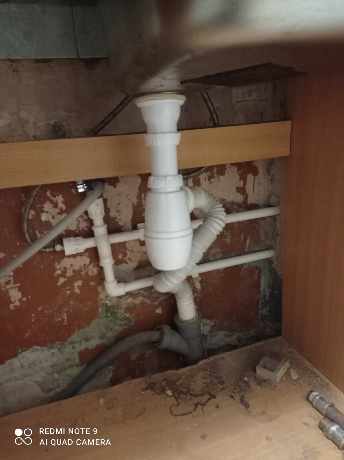 канализационная труба под раковину, труба под раковиной, установка сифона под раковину, сифон под раковину, канализационный труба для раковины на кухню