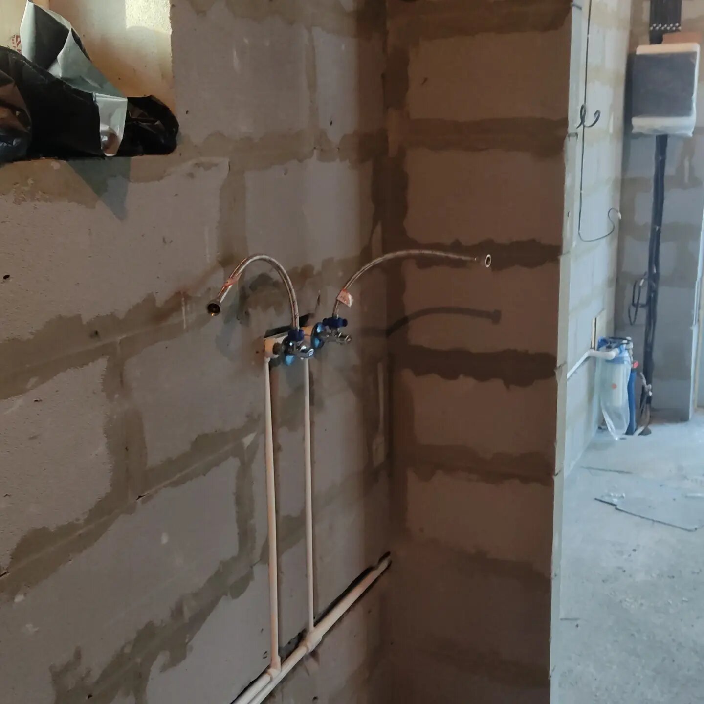 прокладка электропроводки в хрущевке, электропроводка в панельном доме, разводка проводов, разводка воды в квартире, прокладка электропроводки в кухне