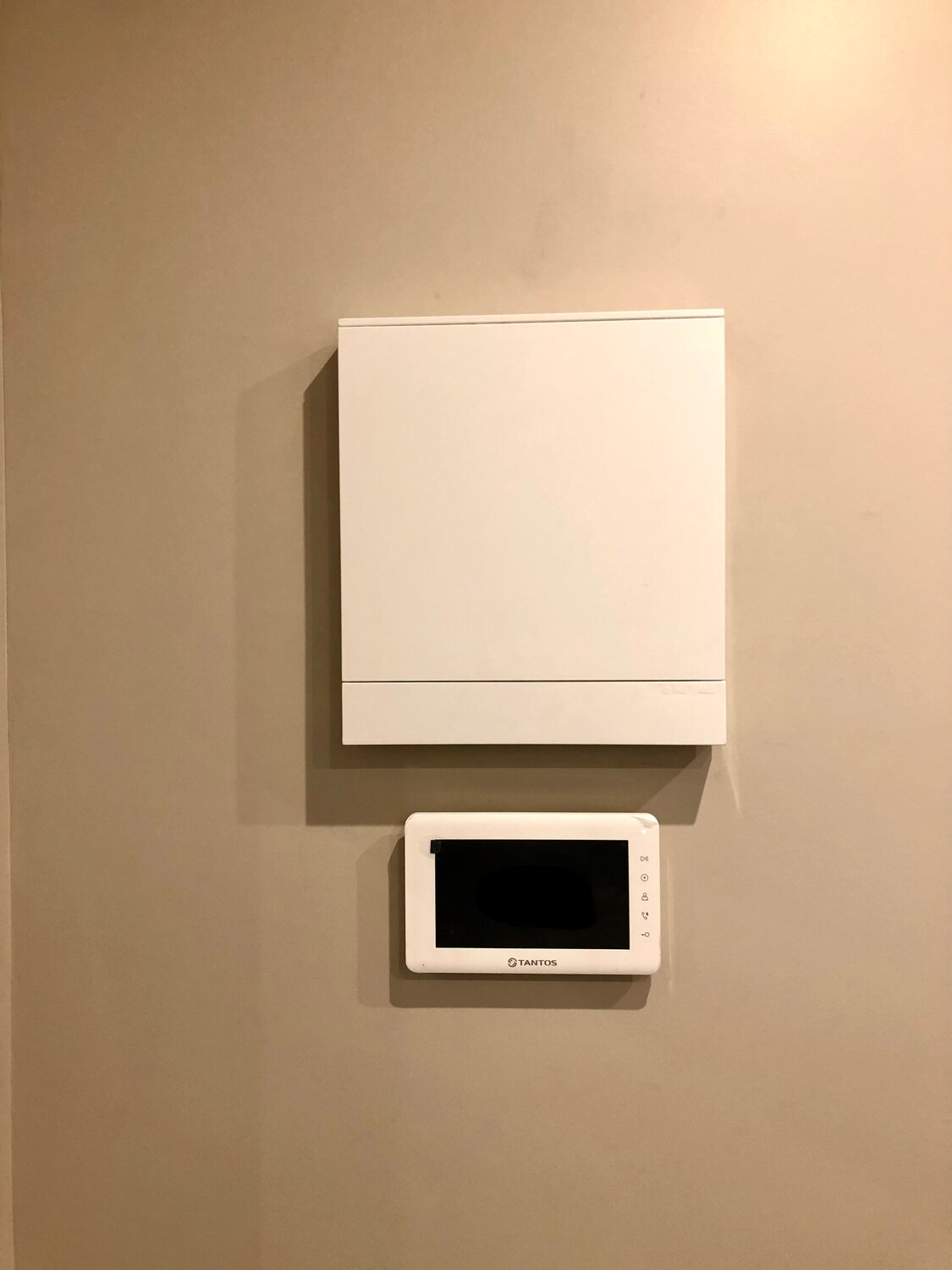 schneider electric unica pure в интерьере, equation терморегулятор 4620013427715, крепление видеодомофона к стене, системы безопасности, коробка для монтажа терморегулятора кт 1230