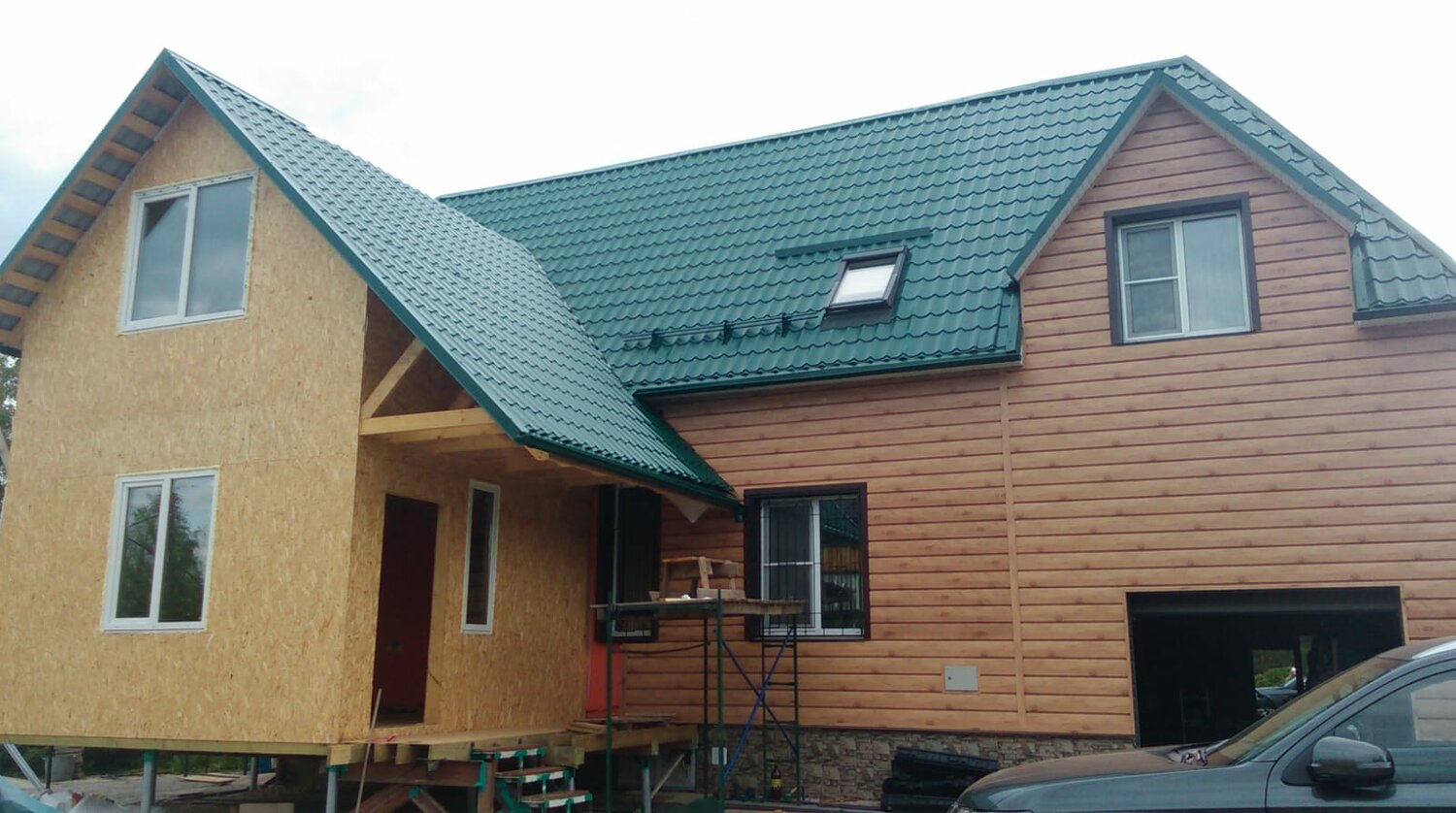 сайдинг евробрус дуб светлый, металлический сайдинг, сайдинг, дом сайдинг, дом с зеленой крышей и сайдингом под дерево