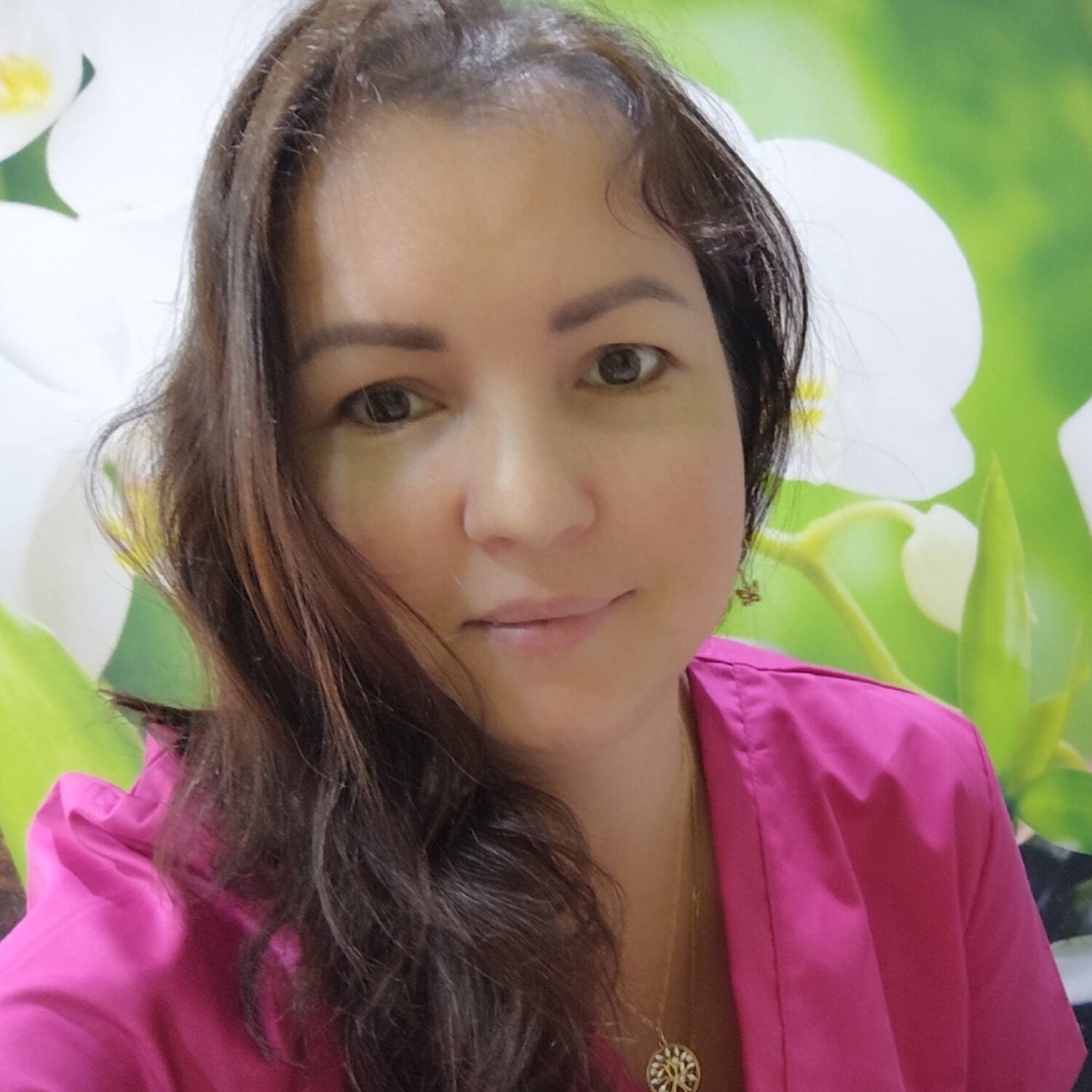 Лесбиянканың айна алдында қос дилдомен екіншісін қанағаттандыратын порно видео.