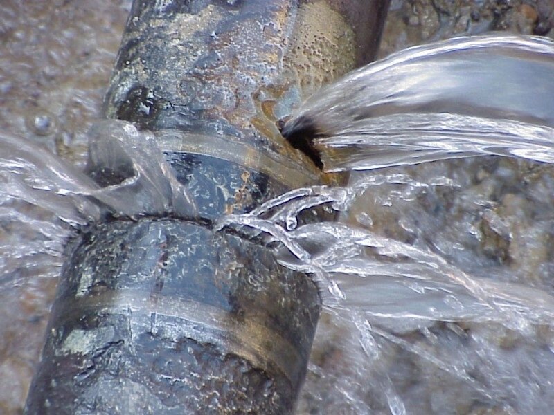 утечка воды, изношенные трубы водоснабжения, серебряный водопровод, прорыв трубопровода, водоснабжение