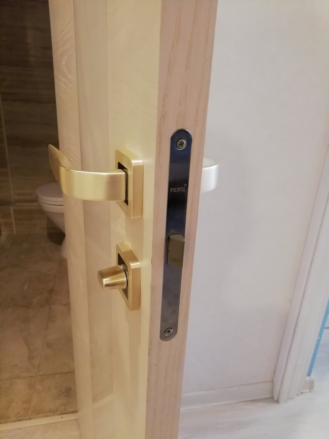 Сантехническая врезка в дверь - 81 фото