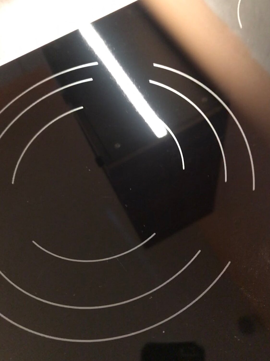 Бензиновые пятна на стеклокерамической плите